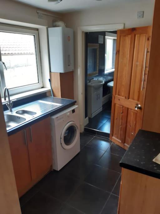 Medway Getaway - 3 Bed Home With Luxury Bathroom Чатъм Екстериор снимка