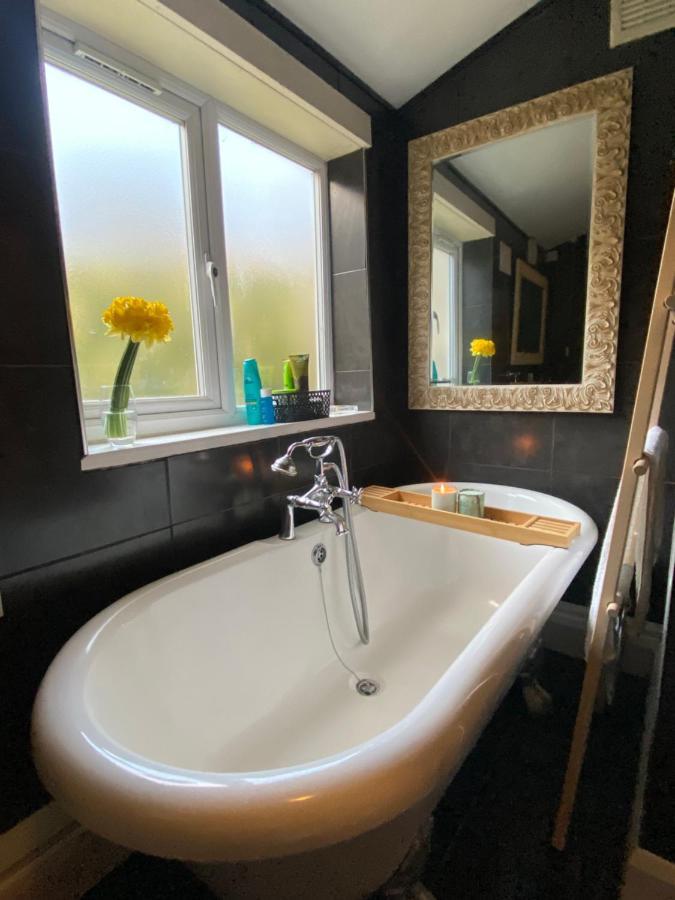 Medway Getaway - 3 Bed Home With Luxury Bathroom Чатъм Екстериор снимка